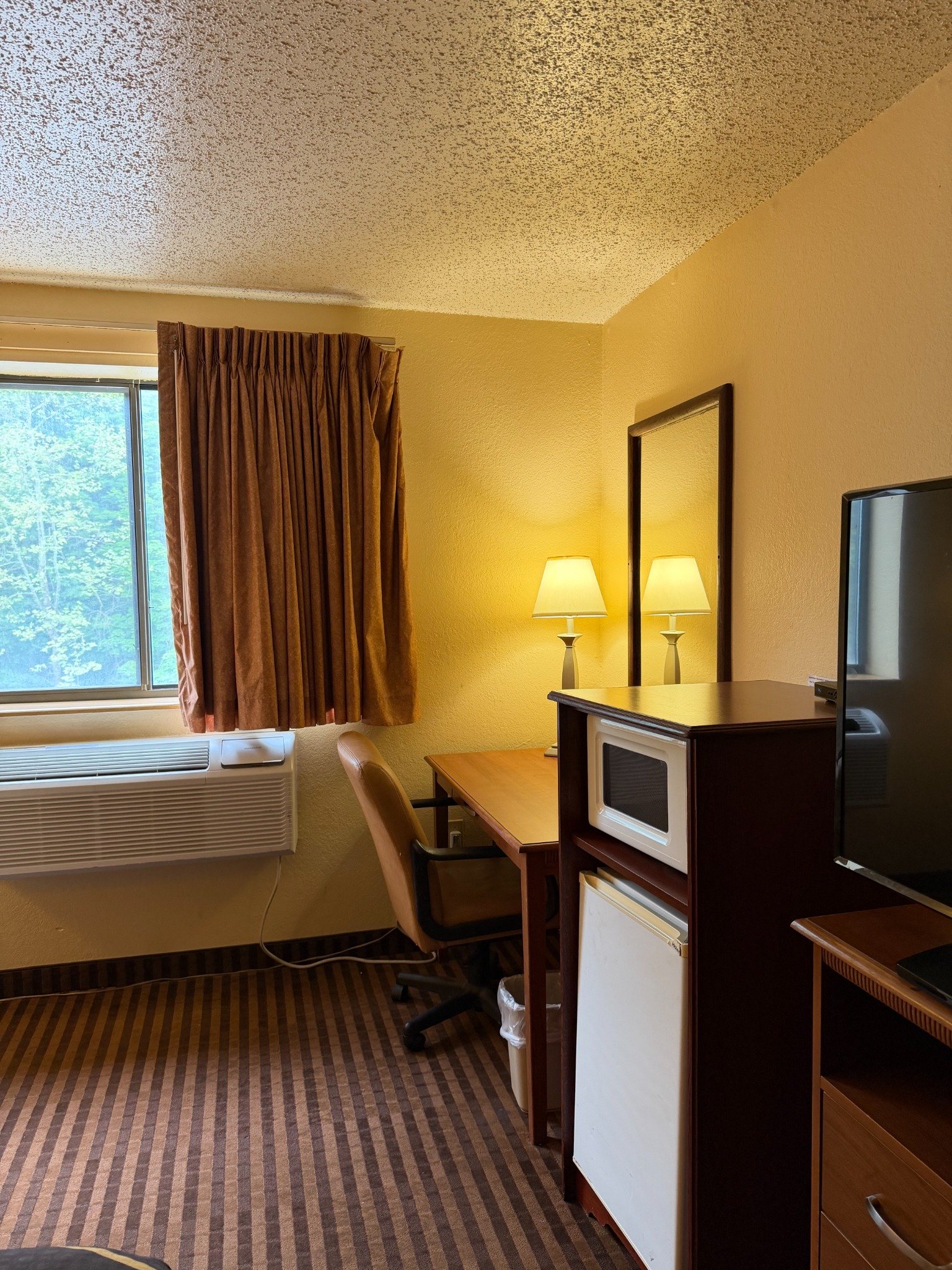 Guest room desk and amenities